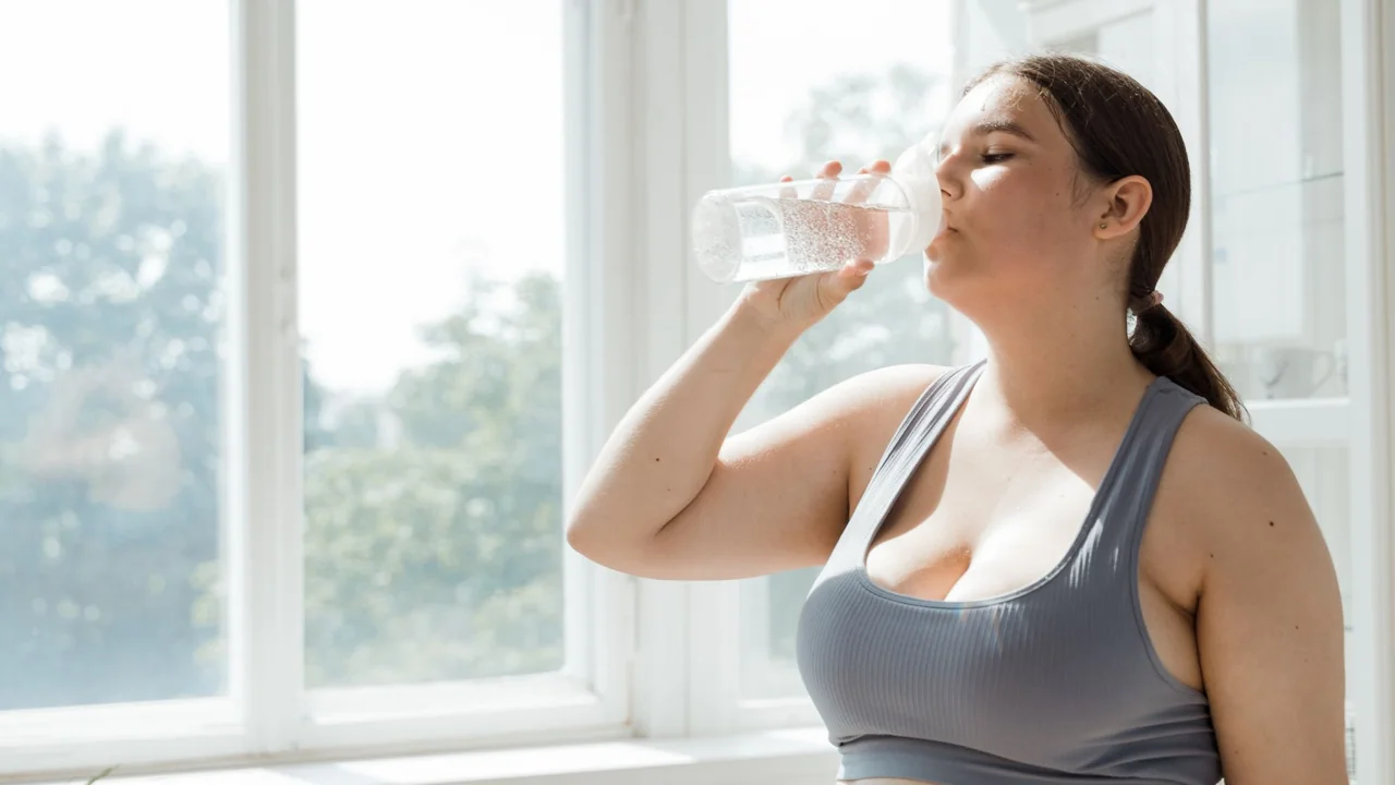 水分補給をする女性