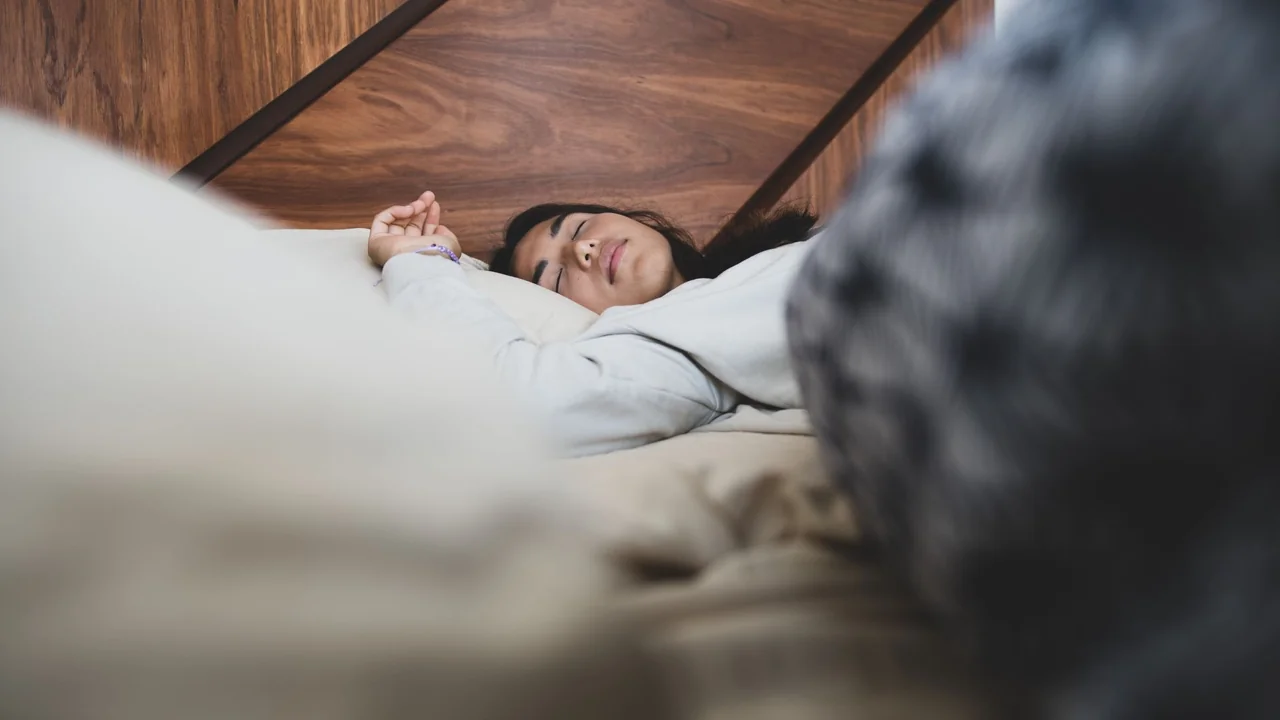 十分な睡眠をとる様子
