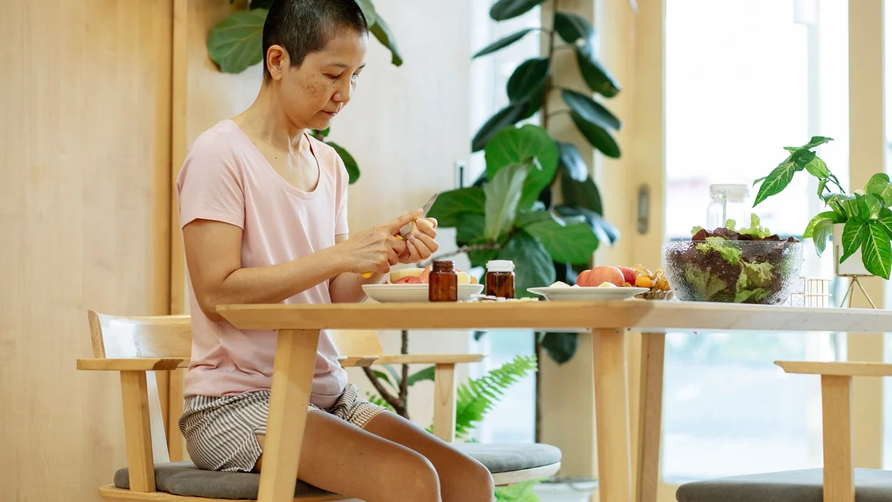 よく噛んでゆっくり食事をする様子