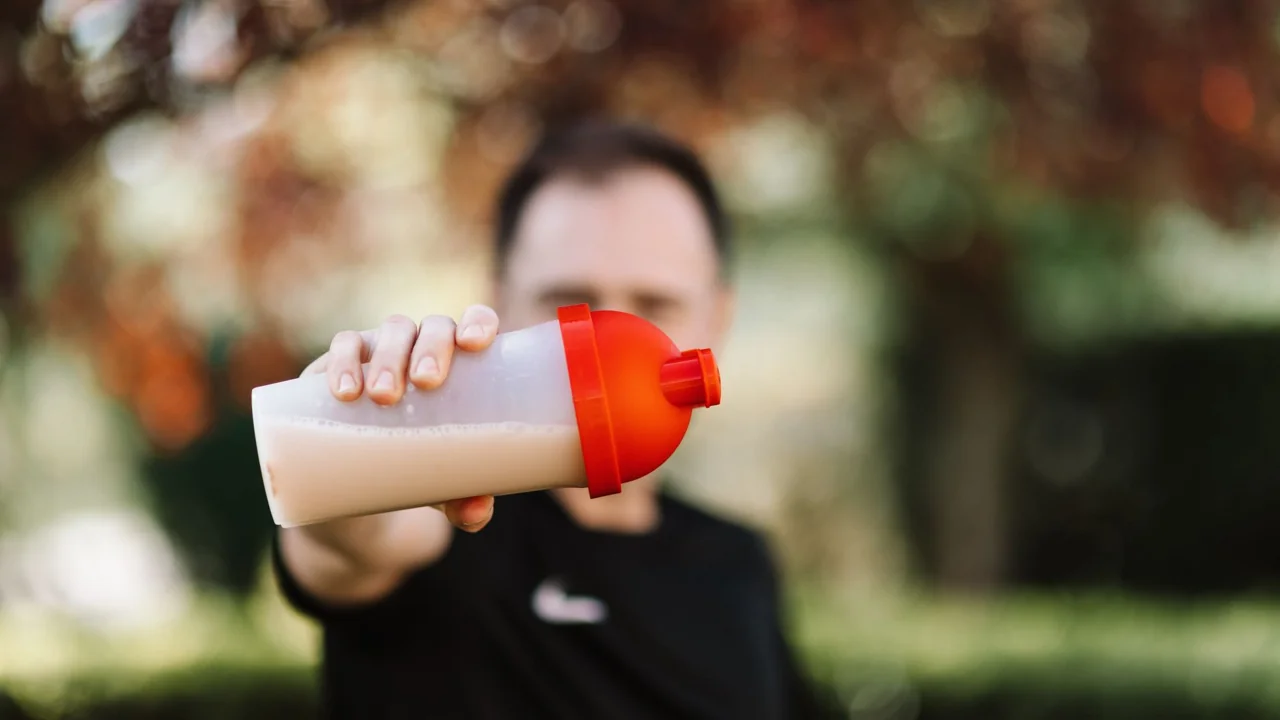 運動後にドリンクを飲む様子