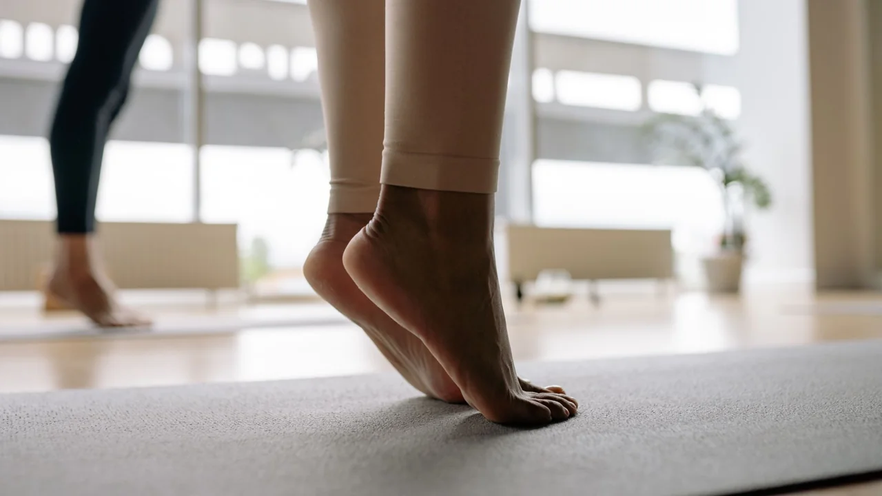 足の指を使うエクササイズをする様子