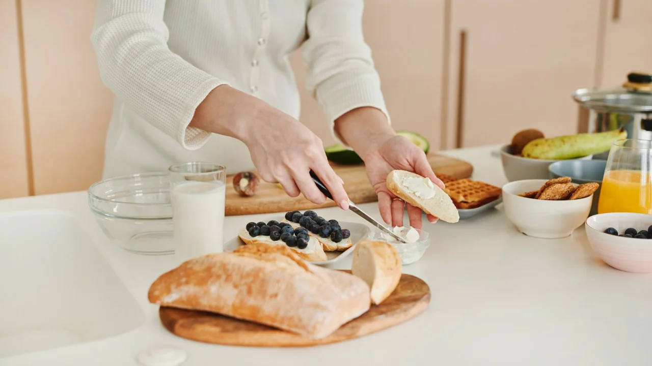 健康的な食事を準備する様子