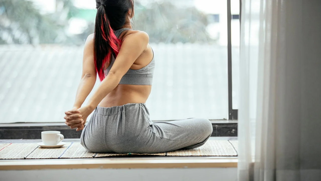骨盤まわりをストレッチする様子