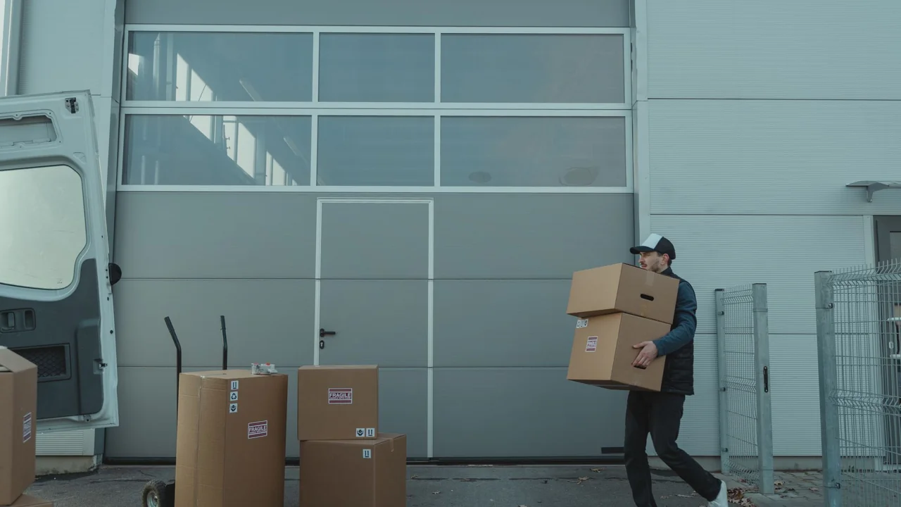 重い荷物を持ち上げる動作
