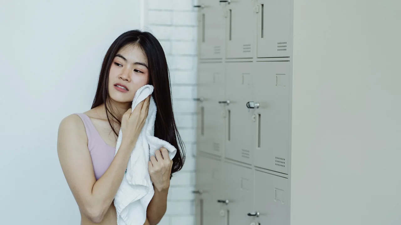 運動後に休む女性